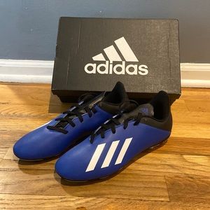 Kids soccer cleats. Sz 5.5. New